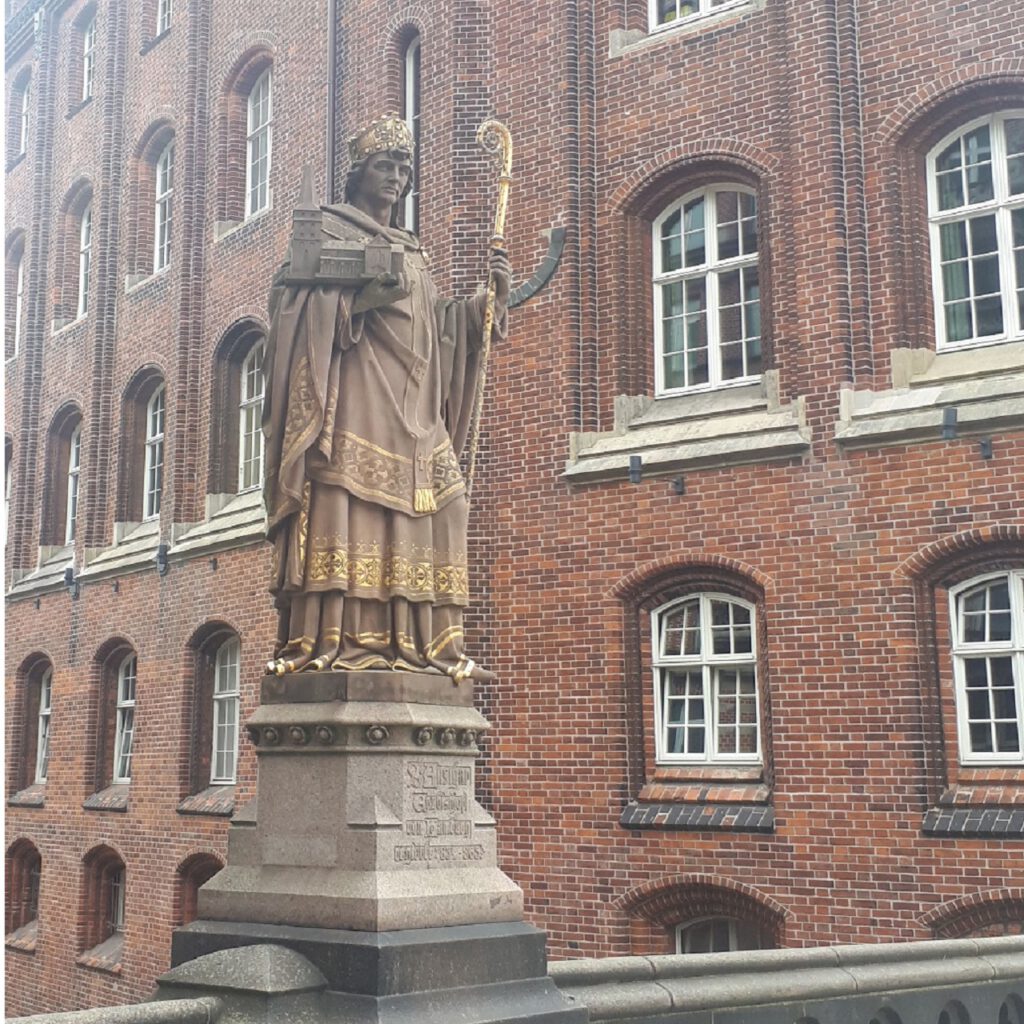 Statue von Bischof Ansgar